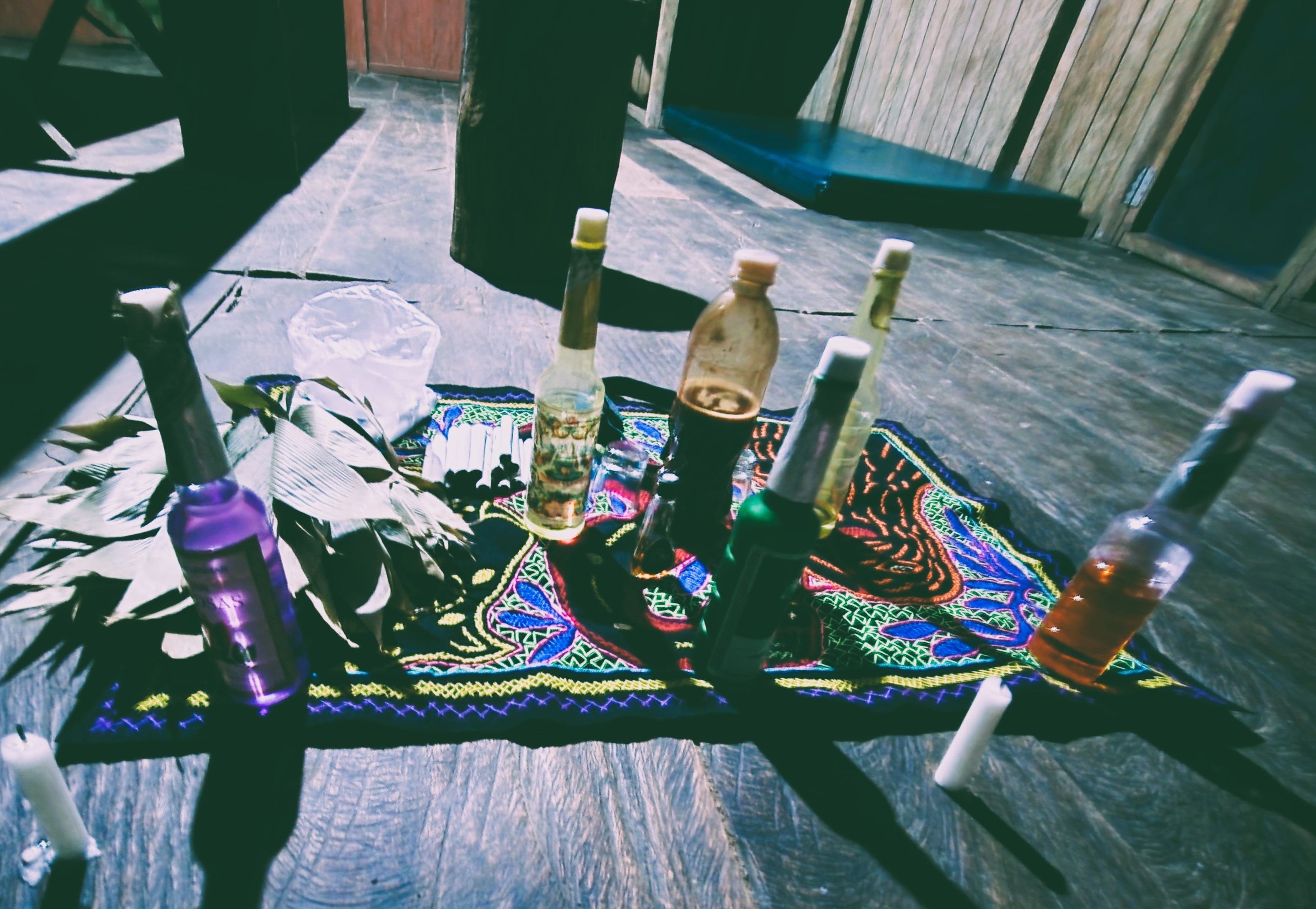 Ritualgegenstände und Blumen